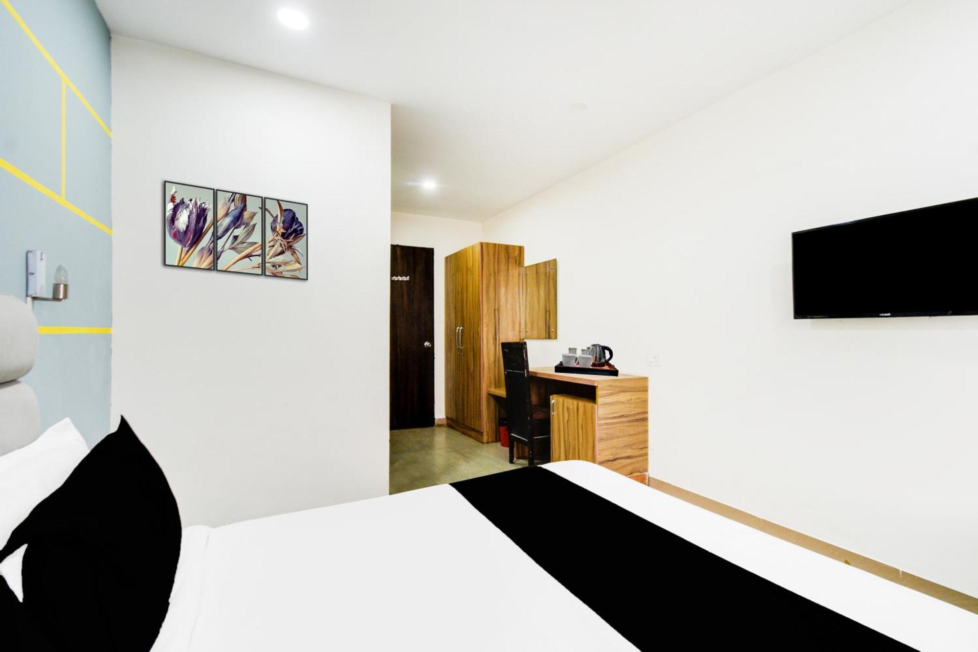 Super Townhouse Madhapur 100 Feet Road Formerly Jkc Grand Hyderabad Exterior photo